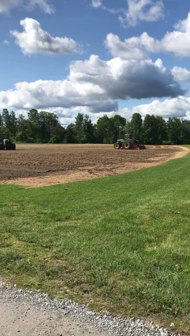 Här helgar vi inte vilodagen! Full fart med många maskiner igång idag️