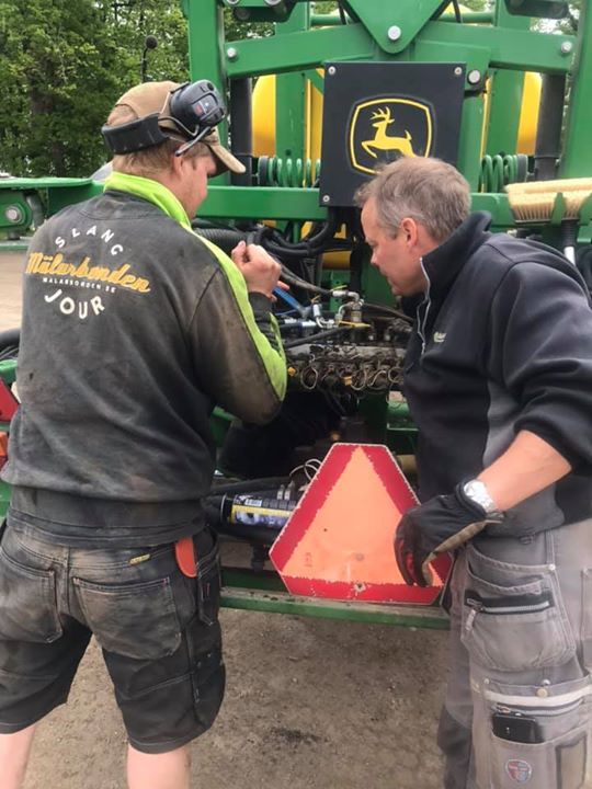 Proffshjälp med slang idag av Johan, Mälarbonden! Trebron och sprutan omhändertagna och tillfixade