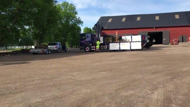 Full fart på gårdsplanen imorse med lastmaskin, klippare, upptagare, kranbil och en och annan…