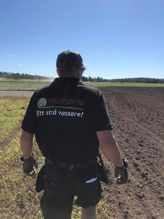 🇸🇪Midsommardagen🇸🇪 Soligt och fint men vilken vind Vi startar upp bevattningar, det går åt…