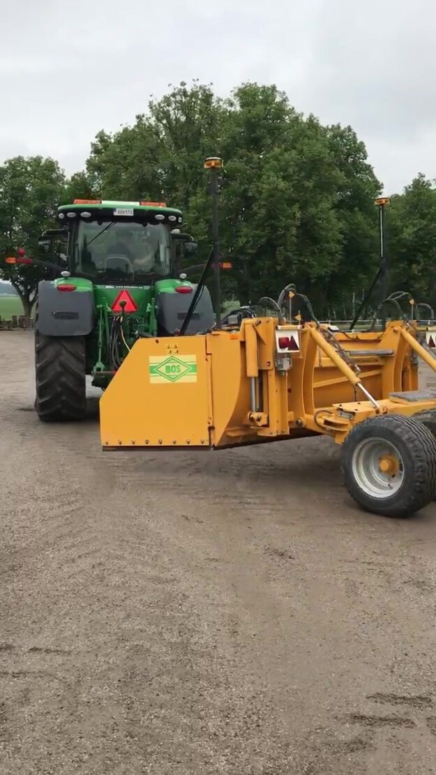 Idag har vi fått hjälp att montera maskinstyrning på planeringsboxen, RTK-gps. Nu kan Magnus…