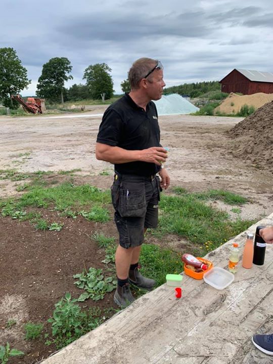 Är man Gräsänka och vill träffa Gräsodlarn får man ta med matsäck och barn…