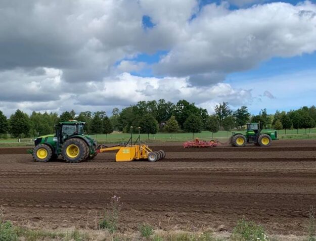 Idag kör vi med dubbla maskiner på fältet! Nu förbereder vi inför sådd så…