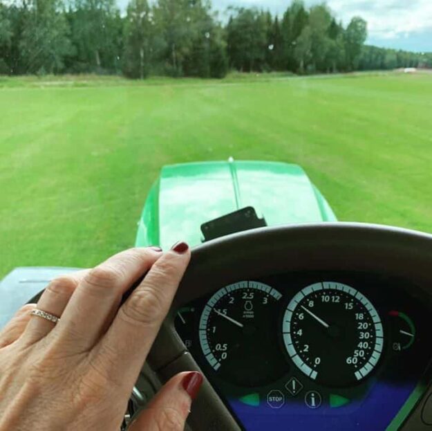 I semestertider får även kontorspersonalen rycka in som traktorförare‍️ Gräsmattorna måste klippas 2-3 dagar…