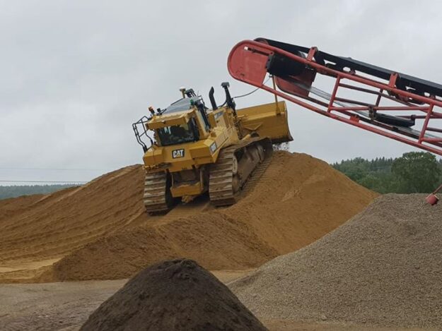 mycket-material-ut-kraver-mycket-material-in-har-hogar-vi-0-2-sand-till-var.jpg Mycket material ut kräver mycket material in Här högar vi 0-2 sand till vår…
