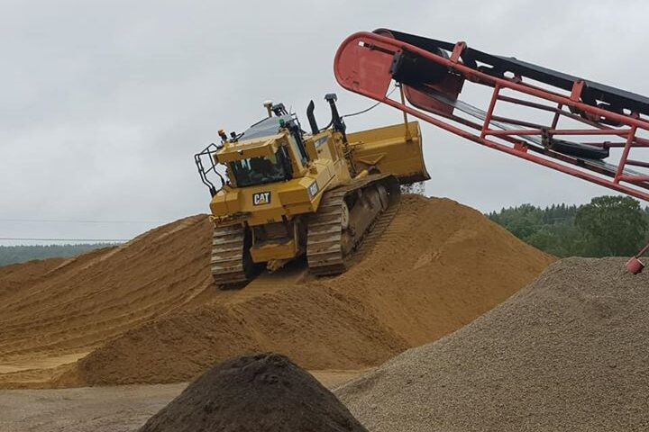 Mycket material ut kräver mycket material in Här högar vi 0-2 sand till vår…