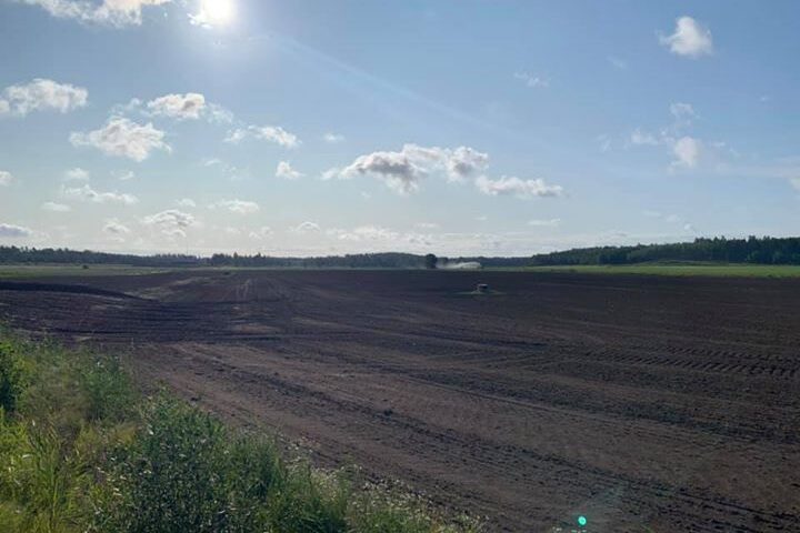 Nu börjar vi bli redo för sådd av både gräsmattor och raps, regn får…