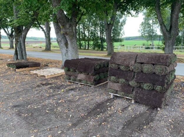 De mindre mängderna som ska hämtas upp idag står och väntar inne på gårdsplanen…