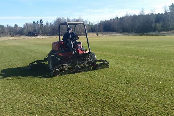 Premiärklippning! Och den görs med lilla fairwayklipparen! Den passar bra på vårmjuka mattor då…