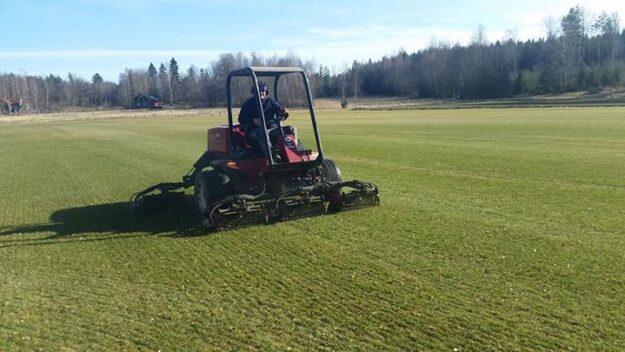 Premiärklippning! Och den görs med lilla fairwayklipparen! Den passar bra på vårmjuka mattor då…