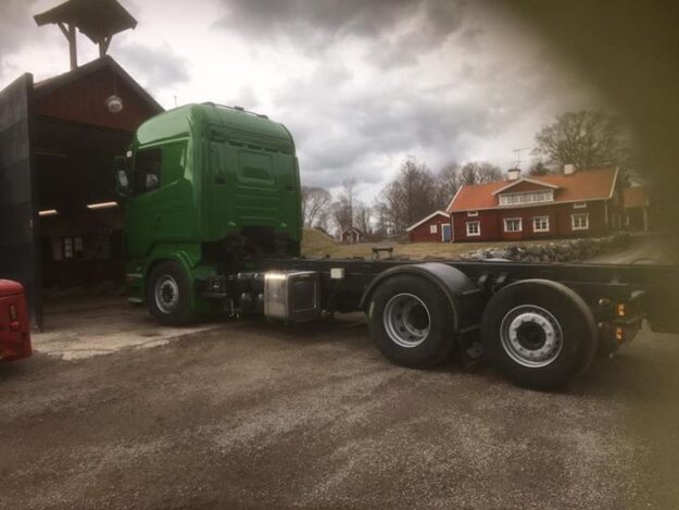 Gräsbilen är nylackad och förbereds för säsongen