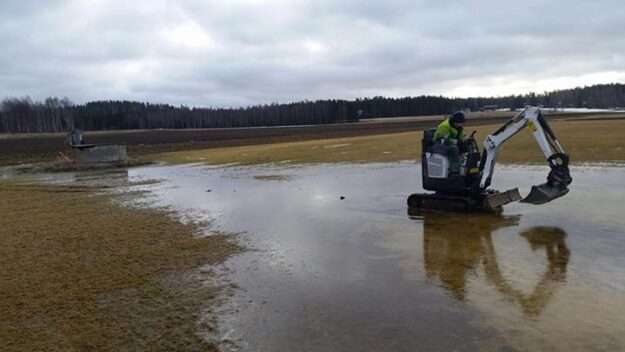 Vi för ett ständigt krig mot ytvatten, stående vatten eller is dödar gräset!