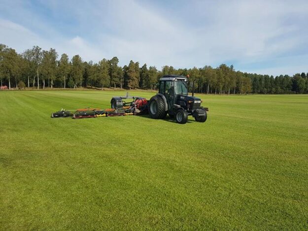 Gräsklippardemo i dag. Den breda cylinderklipparen gick riktigt bra
