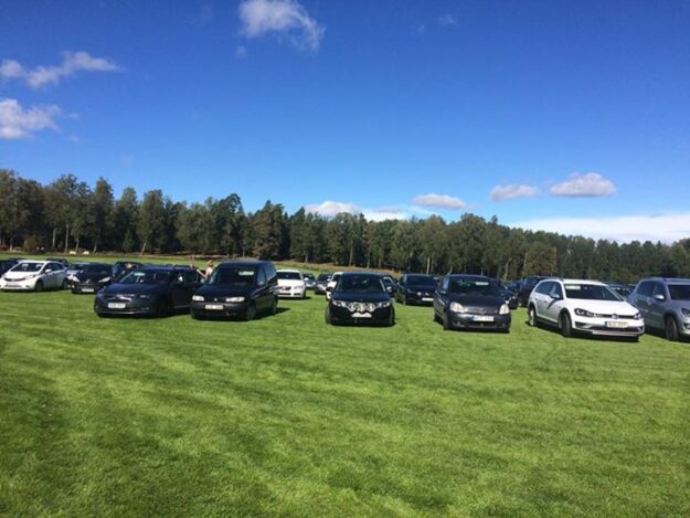 Gräsmattan fungerar även utmärkt som parkering åt några hundra bilar lika fin efter som…