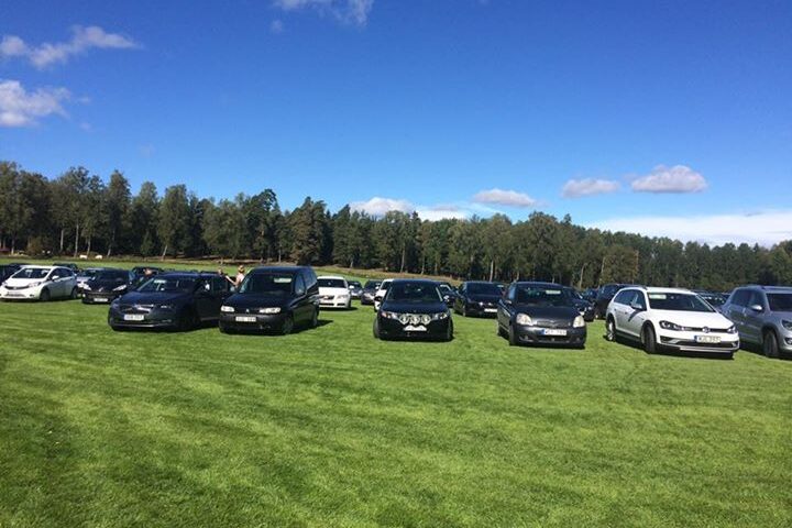 Gräsmattan fungerar även utmärkt som parkering åt några hundra bilar lika fin efter som…