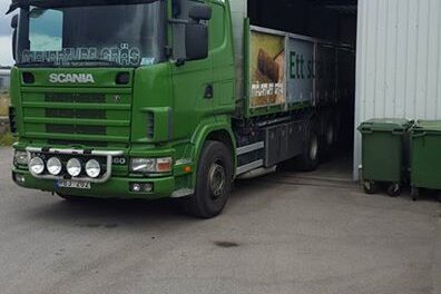 Fredag! Idag har vi levererat gräs till Norrtälje och sedan gett lastbilen lite vård…
