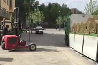 Här lastar vi av storrullar för läggning i en park i Nacka, Kvarnholmen!
