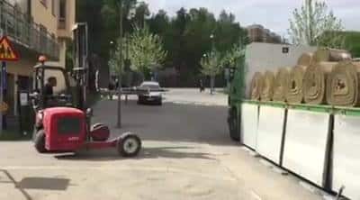 Här lastar vi av storrullar för läggning i en park i Nacka, Kvarnholmen!