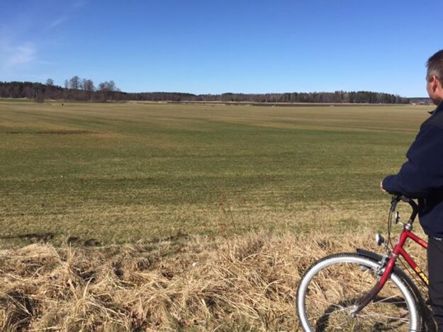 Idag ser vi över gräsmattorna från cykel! Nu börjar det grönska så om några…