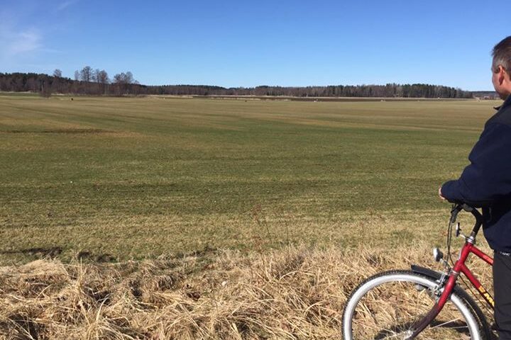 Idag ser vi över gräsmattorna från cykel! Nu börjar det grönska så om några…