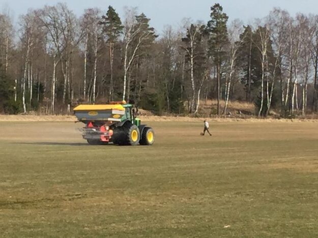 Äntligen bär marken så att det går att börja köra ut gödning på gräsmattorna!