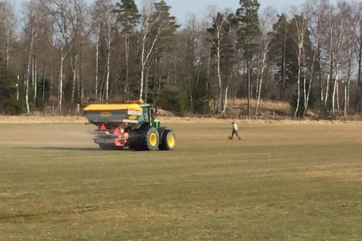 Äntligen bär marken så att det går att börja köra ut gödning på gräsmattorna!