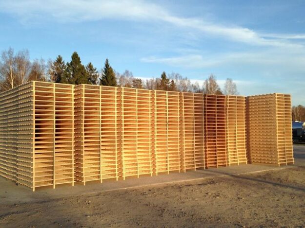 Här ligger 1400 pallar och väntar på gräs!