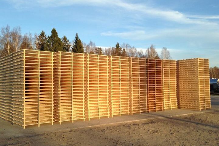 Här ligger 1400 pallar och väntar på gräs!