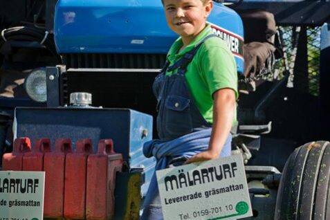 Gustav är gärna med och hjälper till med gräsmattorna!