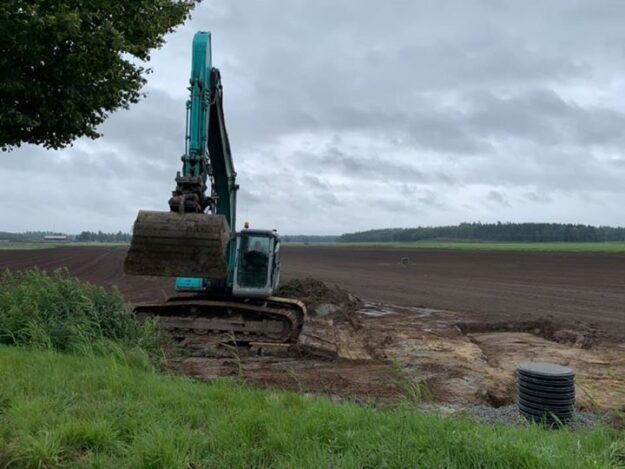 Janne flyttar runt mellan maskinerna, upptagaren på morgonen och grävmaskinen efter lunch